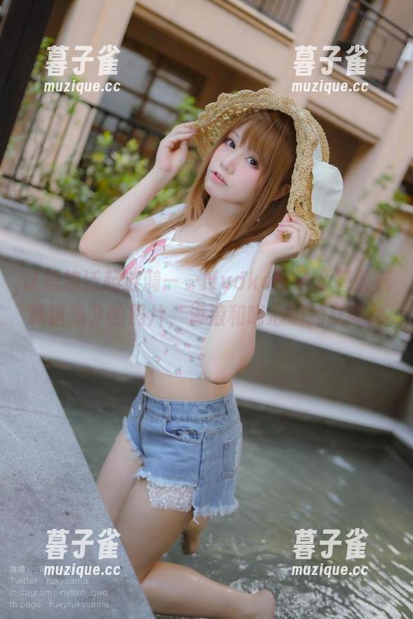 让思绪泛起涟漪——Nyako喵子《碧蓝航线镇海》的照片，海浪和喵心跳的交响曲。