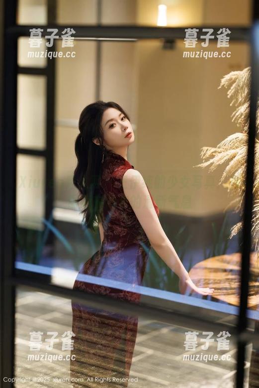 Xiuren秀人网-王伊纯 Xiuren秀人网 - 王伊纯的少女写真:在图集中游走的清新气息