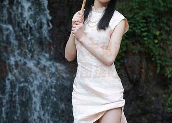 Xiuren秀人网 – 从未见过的职业装：王薇薇的高清美图挑战传统审美