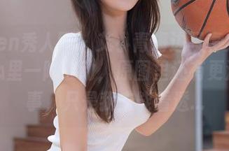 Xiuren秀人网 – 艾小青海边写真集：看得我心里一阵波动，原图里还有更深的故事，只是我未能看透…