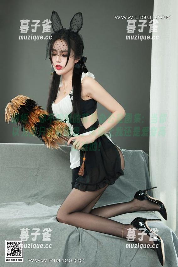 丽柜-菲菲 丽柜 - 你不知道的菲菲办公室图集:当你以为我只会敲键盘,实际上我还是爱穿高跟鞋的!