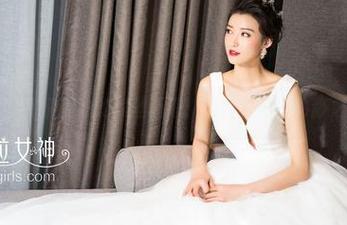 克拉女神 – 探索周迪的黑丝画卷：最新套图，动静之间的秘密