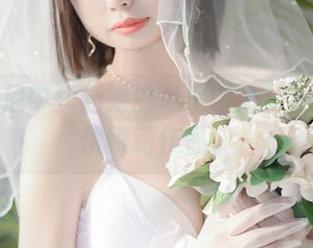 在比基尼中找到她的私房魅力：十万珍吱伏特新作品。