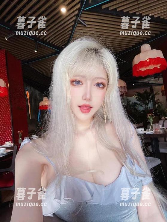 啾小妍 隐秘的水汽:啾小妍浴室写真与梦幻壁纸探秘