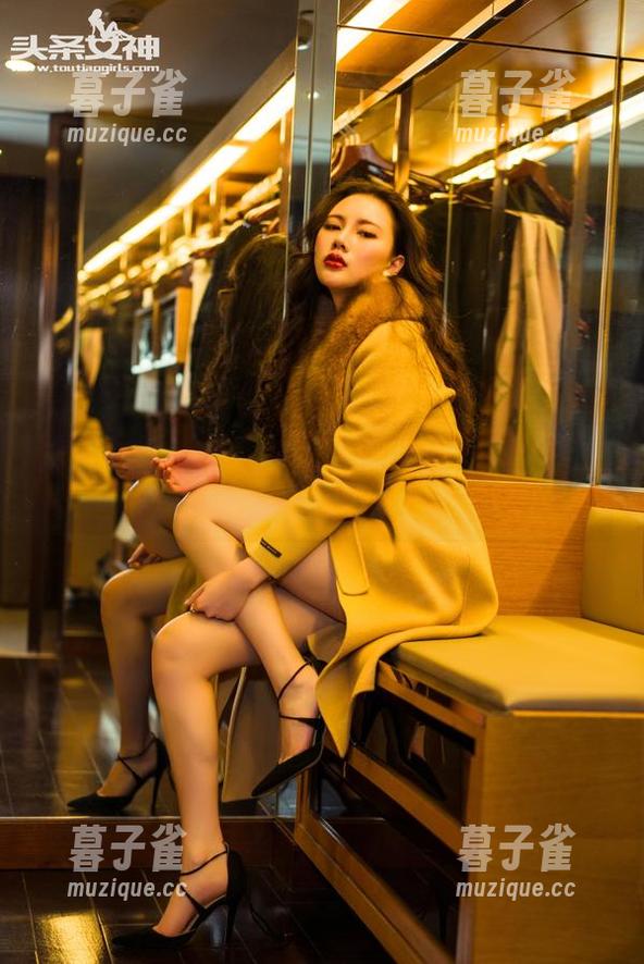 头条女神-陈亦菲 头条女神 - 当丝袜遇上陈亦菲:私房美图里的魔法时刻!