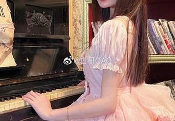 妖君白研女友写真资源，感受那份暧昧的光影交错。