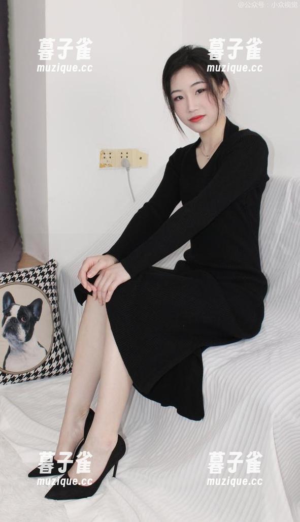 小众视觉-玲玲 小众视觉 - 玲玲的高清办公室照:这完全是卷卷不如自拍的典范!