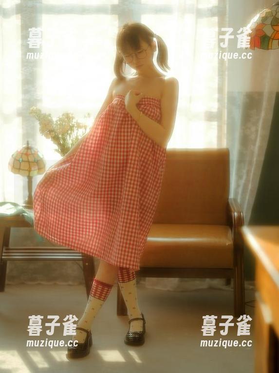 幼水铃衣 幸福感满满:幼水铃衣与小蛋糕加JK的写真精选,仿佛在品尝生活的美好!