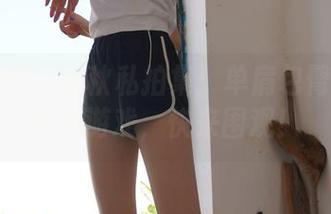 异思趣向 – 秋秋私拍集：单肩包臀裙下的光影游戏，快来围观！