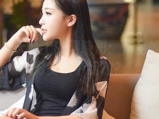 推女神 – 天台上的谭晓彤：作品如何在光影交织中绽放？