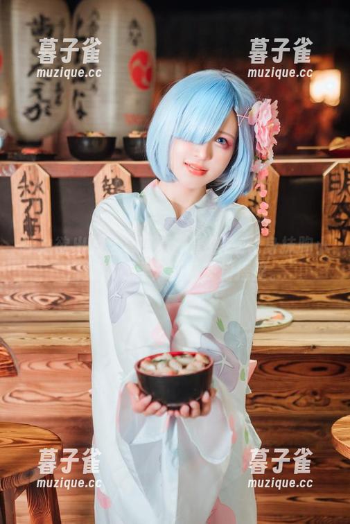 呼之欲出的全套写真：晕崽Zz化身抹胸小白兔，把春天都藏在裙摆里。