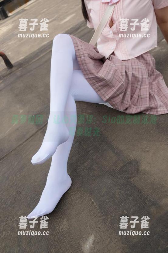 森萝财团-Sia 森萝财团 - 让心灵漂浮:Sia的定制泳池写真时光