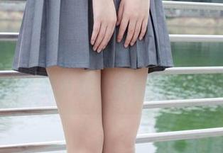 森萝财团 – 吸吸教你如何私拍：沙发上的旗袍美少女，撩动你的心！