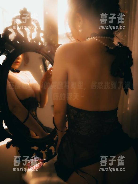 在樱晚gigi的美腿写真里，居然找到了温暖的春天～
