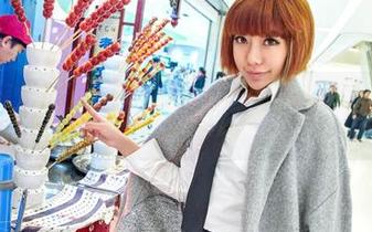 爱丝 – 索菲女仆图包，新鲜出炉！你准备好被她的眼神击中了吗？