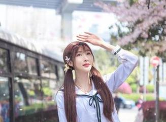 观察王羽杉，黑色吊带下藏着的不只是图像
