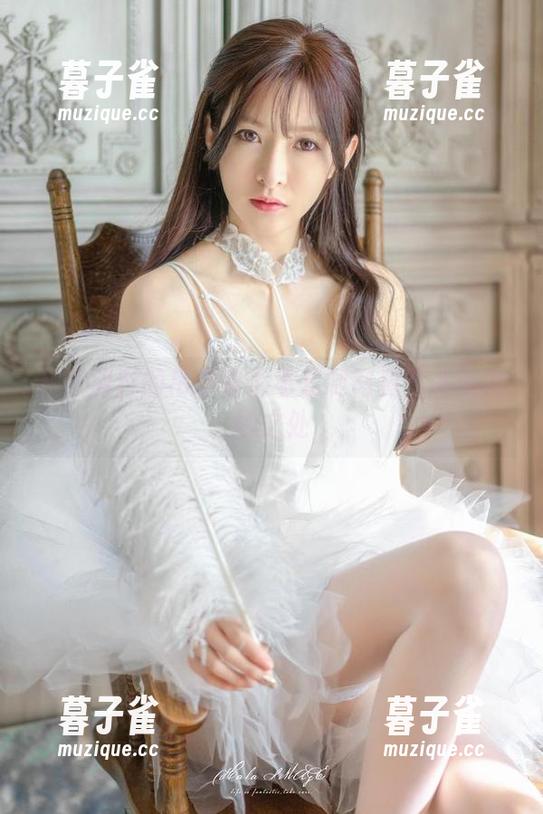 从王羽杉的吊带背心看定制写真艺术的微妙之处