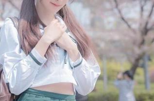 看王羽杉的透纱白裙，简直是一幅动人的全套画卷