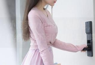 秀人网 – 小泡芙winna修女图包，最新发布！你绝对想不到的对比与冲突。