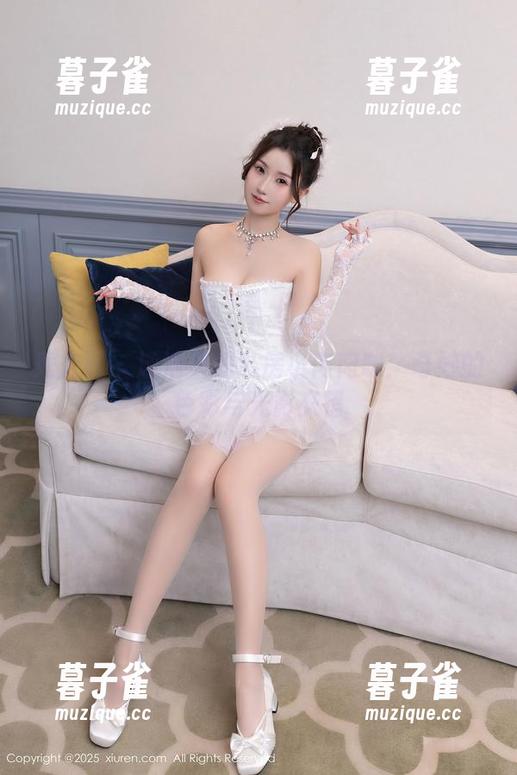 秀人网-小肉肉咪 秀人网 - 泳池里的私房小肉肉咪:奇妙的色彩与光影交错