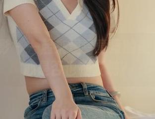 绮梦摄影 – 一起来观看章章的美足–你的心是否也在狂跳？
