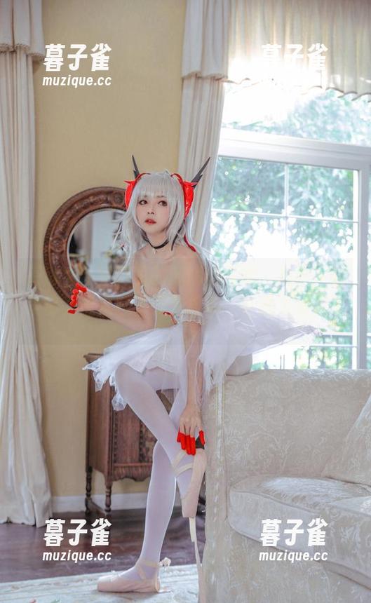 高清女仆写真里的苏嫣嫣阿姨，光影下的表情，像是藏了无数故事，真是太迷人了。