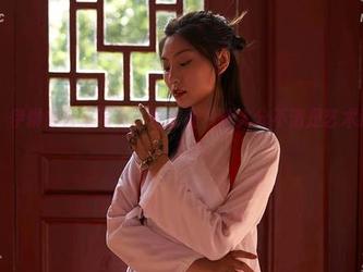 蜜桃社 – 伊琳办公室写真：全套图片让人分不清是艺术还是诱惑？