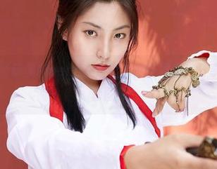 蜜桃社 – 跟随萌美Moemi在白衬衫的世界里，分享无法抗拒的套图！