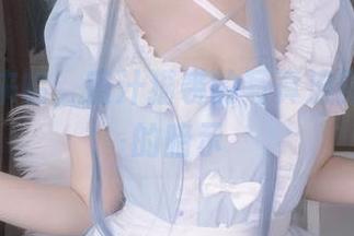 万圣节来临，蜜汁猫裘的写真流露出微妙的暗示
