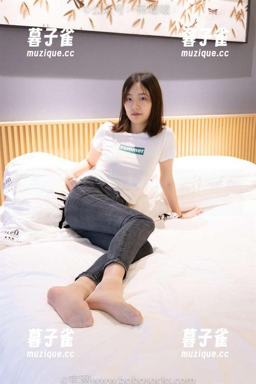 袜啵啵-稚予 袜啵啵 - 稚予与她的帆布鞋:全套写真里的轻松与自在