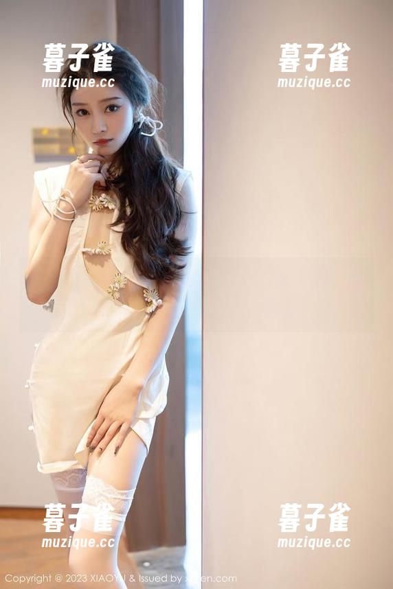 语画界-王馨瑶yanni 语画界 - 王馨瑶yanni的办公室写真:想象一下办公桌上的小惊喜