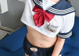 从铭铭kizami的视角看女孩：每张图片都是一首无声的诗，随风飘扬。