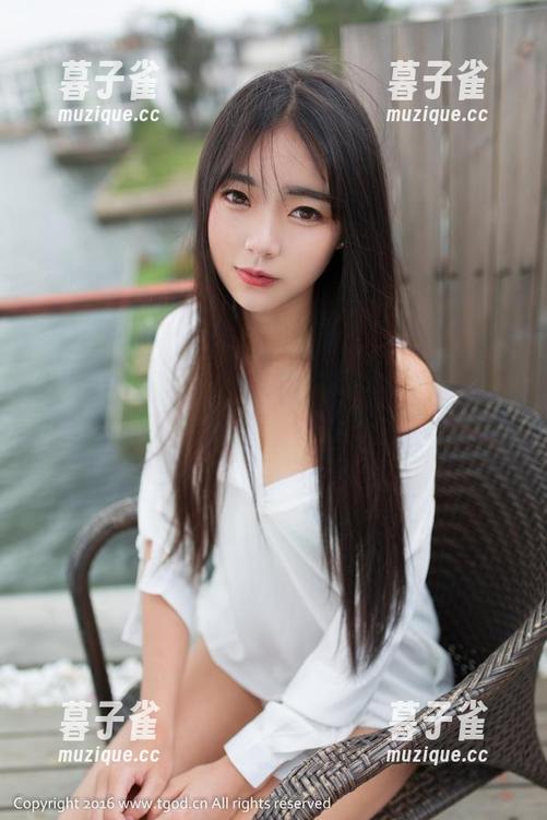 青豆客-谭晓彤 青豆客 - 分享一组谭晓彤的短裤写真集,暖风里有种说不出的慵懒。