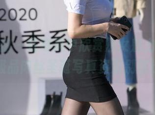 魔镜街拍 – 在寒风中欣赏熟女魅力，婷婷的极品肉丝圣诞写真资源别错过！