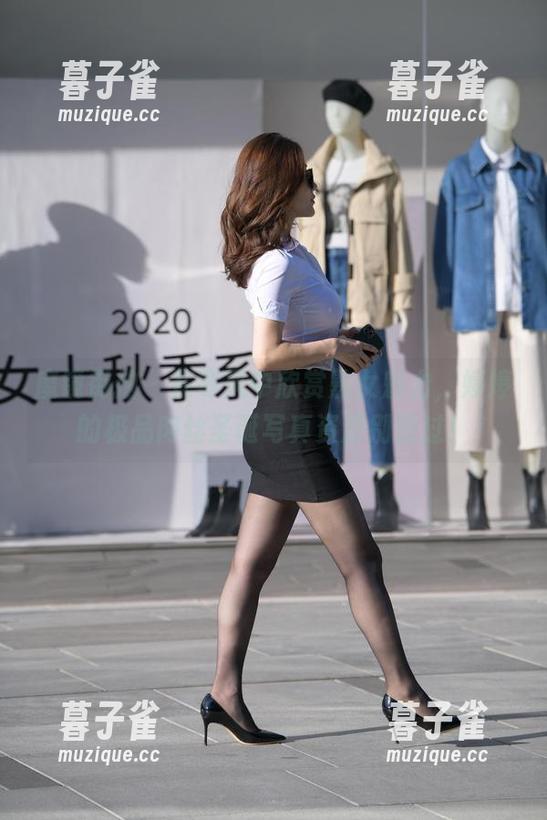 魔镜街拍-婷婷 魔镜街拍 - 在寒风中欣赏熟女魅力,婷婷的极品肉丝圣诞写真资源别错过!