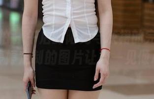魔镜街拍 – 午后的阳光与灰裙的完美配合，婷婷定制的图片让人一见倾心！