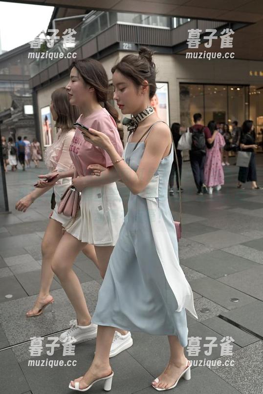 魔镜街拍-婷婷 魔镜街拍 - 这些美图真是太绝了!白色吊带连衣裙和黑丝美腿,婷婷的设定让人心动得有点晕!