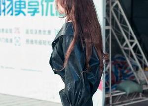 魔镜街拍 – 玲玲的街拍作品：一个人的车展，资源多到让你直呼“有车有资源”！
