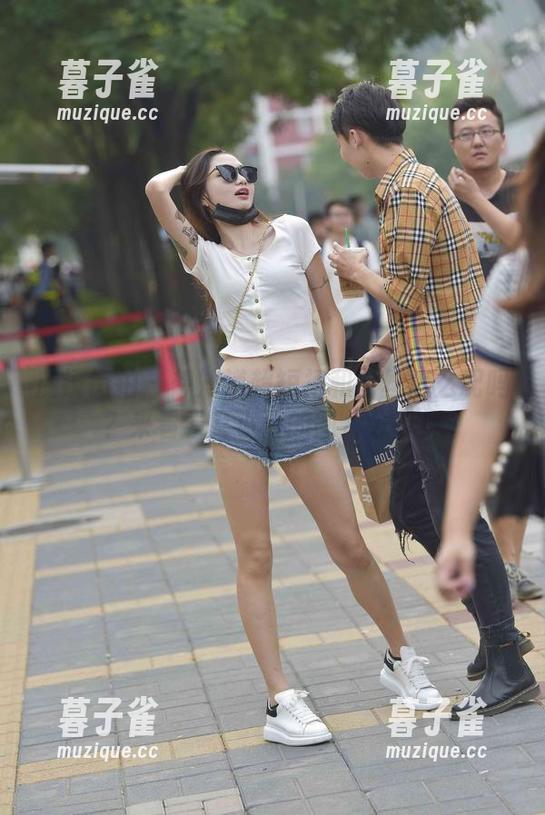 魔镜街拍-艾小青 魔镜街拍 - 想知道超短裙和肉丝怎么配吗?来看看艾小青的图片分享!