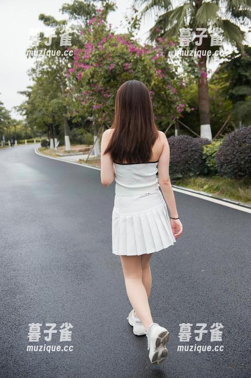魔镜街拍-艾小青 魔镜街拍 - 不靠谱的艾小青旗袍街拍分享:看吧,她可能又诠释了“时尚”这个词。