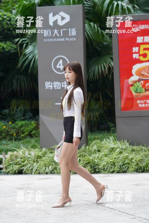 魔镜街拍 魔镜街拍图库:逛商场的女神们,咖啡色丝袜一站式精选