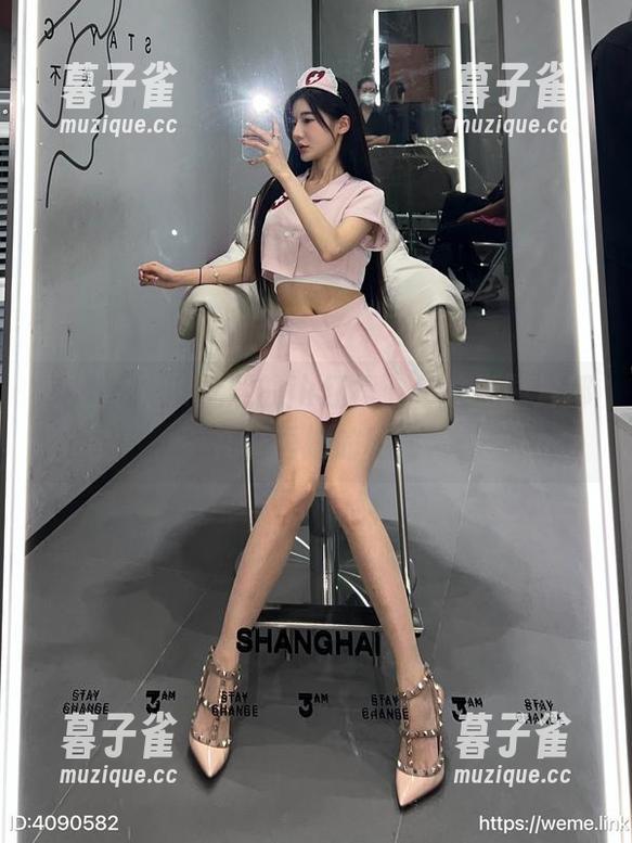 黎允熙 微密圈 - 黎允熙的jk红裙:每一幅图片都在低语她的秘密